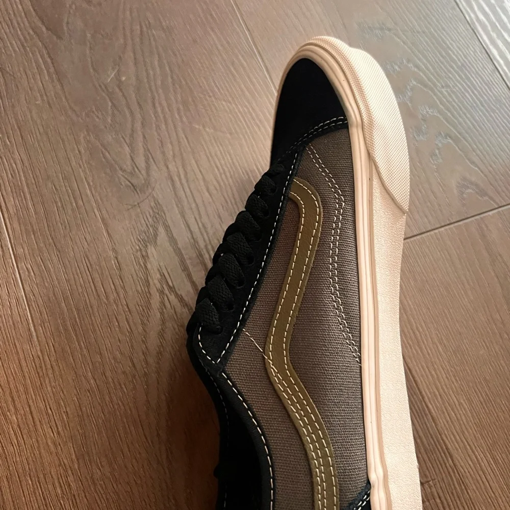 Vans - Picture 9 of 11
